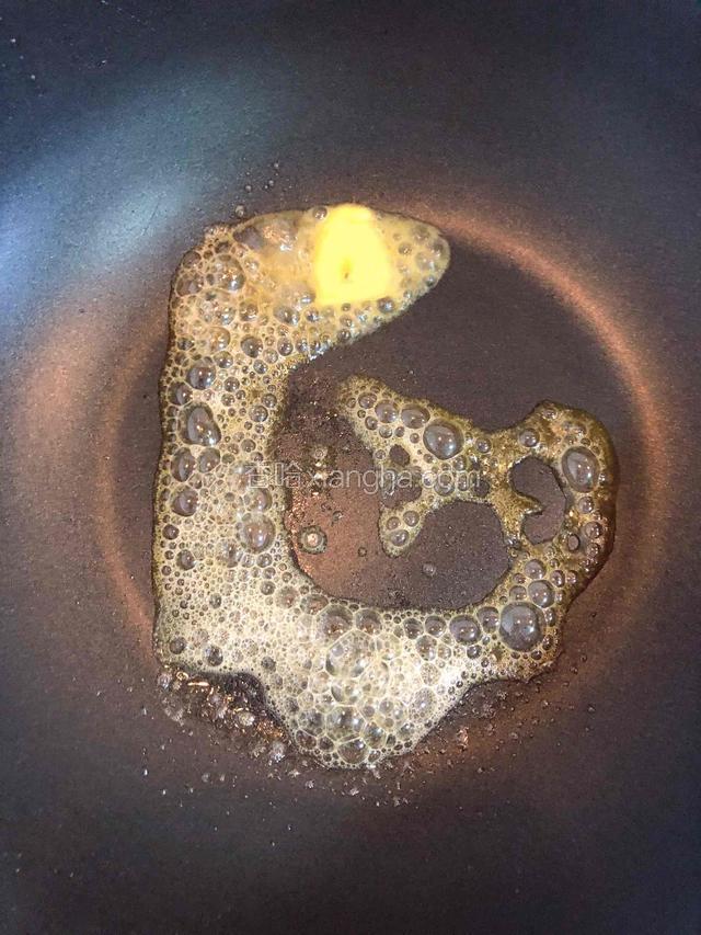 锅中再化一小块黄油。