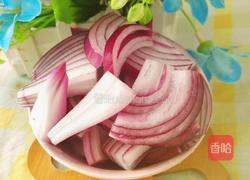 洋葱炒莲花白的做法图解2