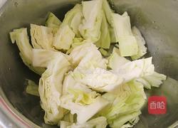 洋葱炒莲花白的做法图解3