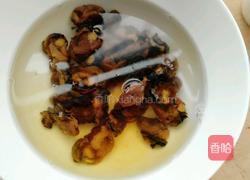 牡蛎干贝砂锅粥的做法图解2