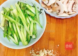 芦笋炒蘑菇的做法图解2