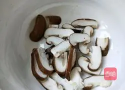 Illustration of how to make shrimp and water shield soup 4