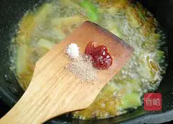 Illustration of how to make shrimp, loofah and egg soup 12