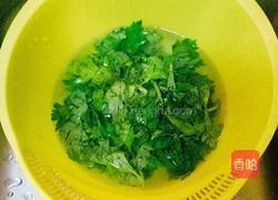 芹菜叶鸡蛋饼的做法图解1