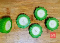 Illustration of how to make banana bitter melon roll 6