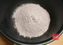 Illustration of how to make black whole wheat steamed buns 1