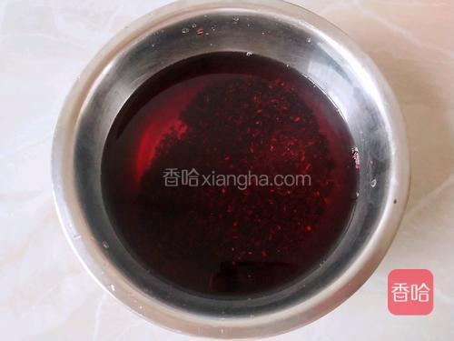 黑米洗净，再用清水浸泡一晚