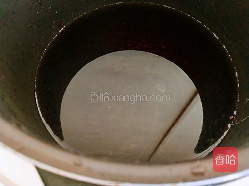 泡好的黑米和浸泡黑米的水一起倒入电饭锅中