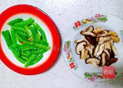 Illustration of how to make fried snow peas and mushrooms 2