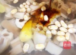 莲藕猪蹄汤的做法图解4