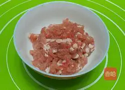 Illustration of how to make preserved egg and lean meat 1