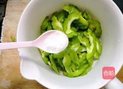 咸蛋黄炒苦瓜的做法图解2