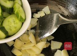 土豆黄瓜炒木耳的做法图解7