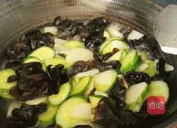 土豆黄瓜炒木耳的做法图解12