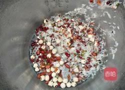 红糖莲子粥的做法图解2