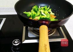 西兰花炒胡萝卜的做法图解6