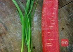 炝拌红萝卜的做法图解1