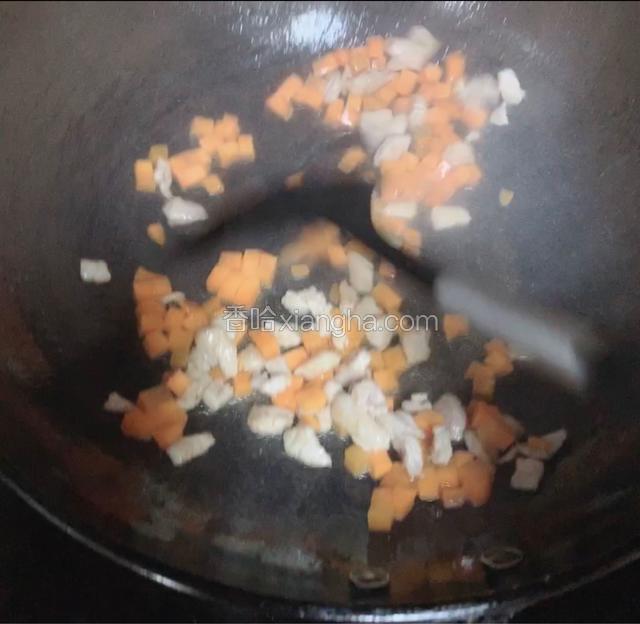 起油锅，倒入适量的玉米油，下入肉丁煸炒变色后，加入胡萝卜继续煸炒