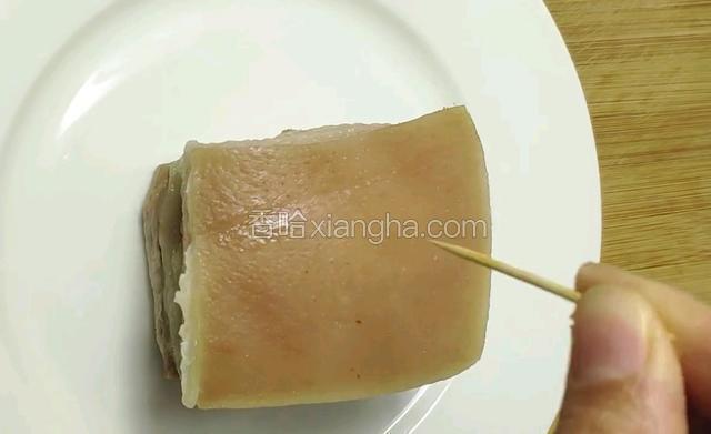 用牙签扎满小孔