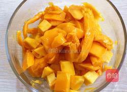 椰奶芒果糕的做法图解2