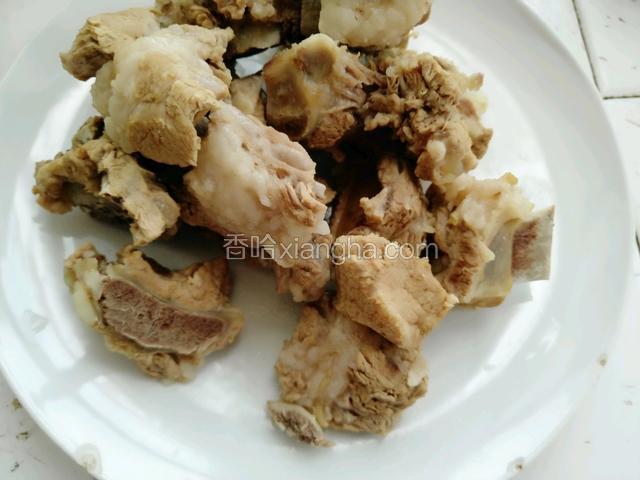 把排骨洗净备用