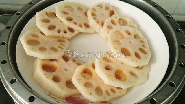 锅中倒入适量水，将莲藕放于蒸格中，水开后，转小火
