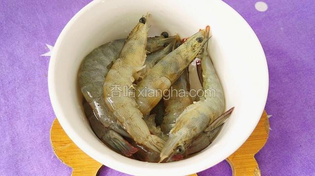 将虾除掉虾腺虾须虾脚，洗净