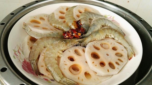 淋入锅中的蒜香调味汁