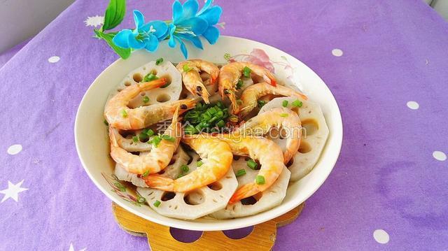 蒜香莲藕虾就可以呈上桌子了~