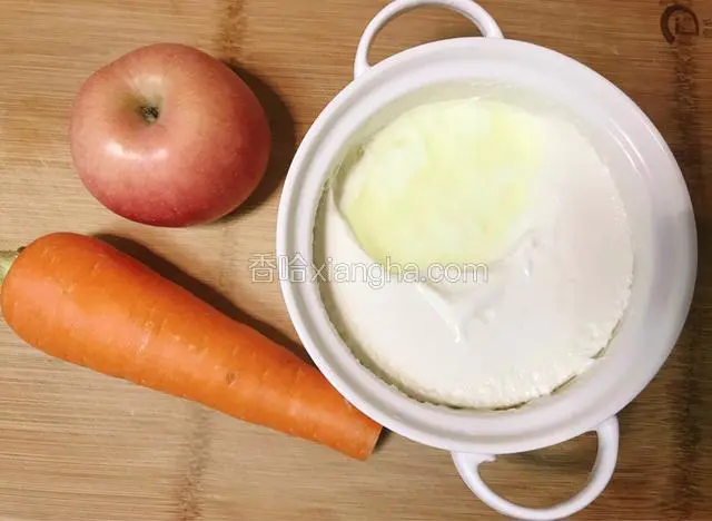 主要食材。此处用的是自制原味酸奶。