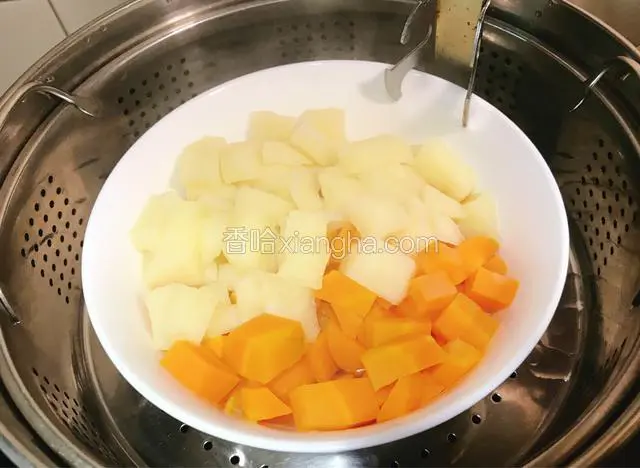 水开后蒸15-20分钟，拿出稍微晾成温热。