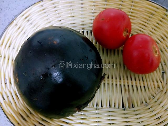 准备茄子(圆的长的都可以)，西红柿两个。