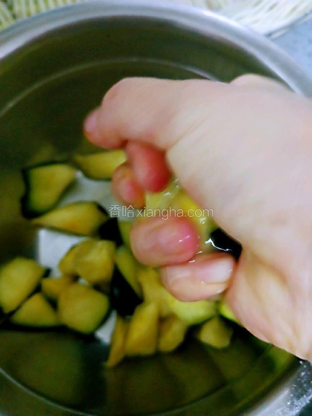 用手抓掉水分。