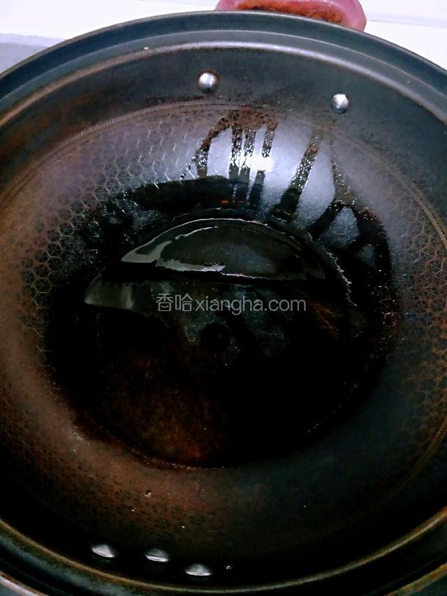 起锅烧油，正常炒菜的油，不用多加。