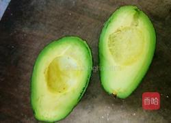 牛油果海鲜沙拉的做法图解2