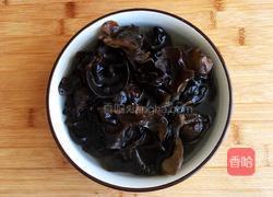 洋葱拌木耳的做法图解2