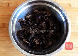 洋葱拌木耳的做法图解7