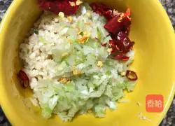 Illustration of how to make lettuce with black bean sauce and dace fish 2