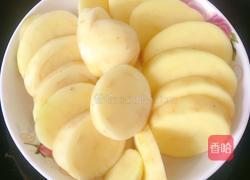 土豆虾仁的做法图解1