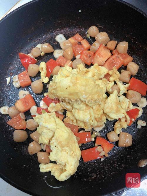 准备好食材,瑶柱,鸡蛋,红椒,蒜,小葱.