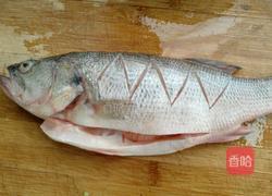 酸菜蒸鲈鱼的做法图解2