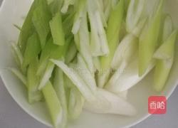 大葱炒鸡腿的做法图解1