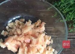 Illustration of how to make cucumber chicken patties 1