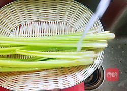 芹菜炒广肠的做法图解2