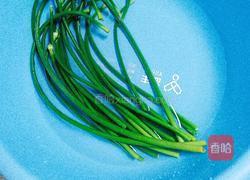 凉拌蒜苔手撕的做法图解1