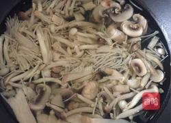 玉米鲜菌汤的做法图解1