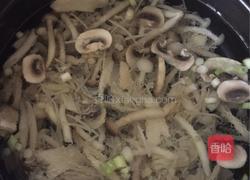 玉米鲜菌汤的做法图解3