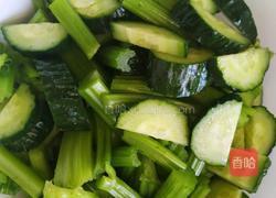芹菜黄瓜汁的做法图解1
