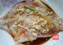 猪颈肉炒四季豆的做法图解1