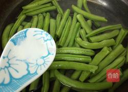 猪颈肉炒四季豆的做法图解3